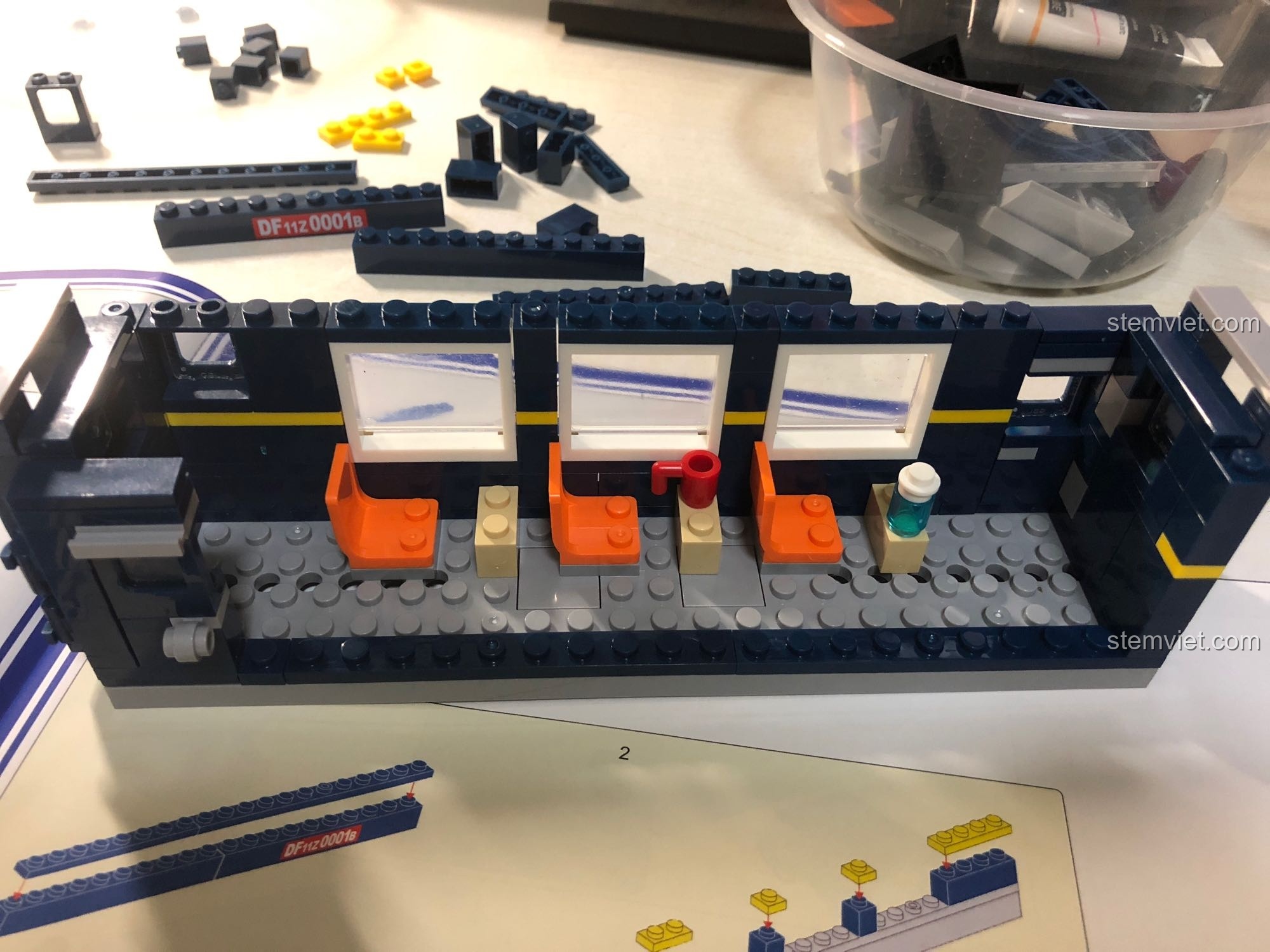 Nội thất bên trong toa hành lý của bộ KAZI 98220 Tàu Hỏa Đông Phong 11Z với ghế ngồi và cửa sổ, chi tiết sống động.