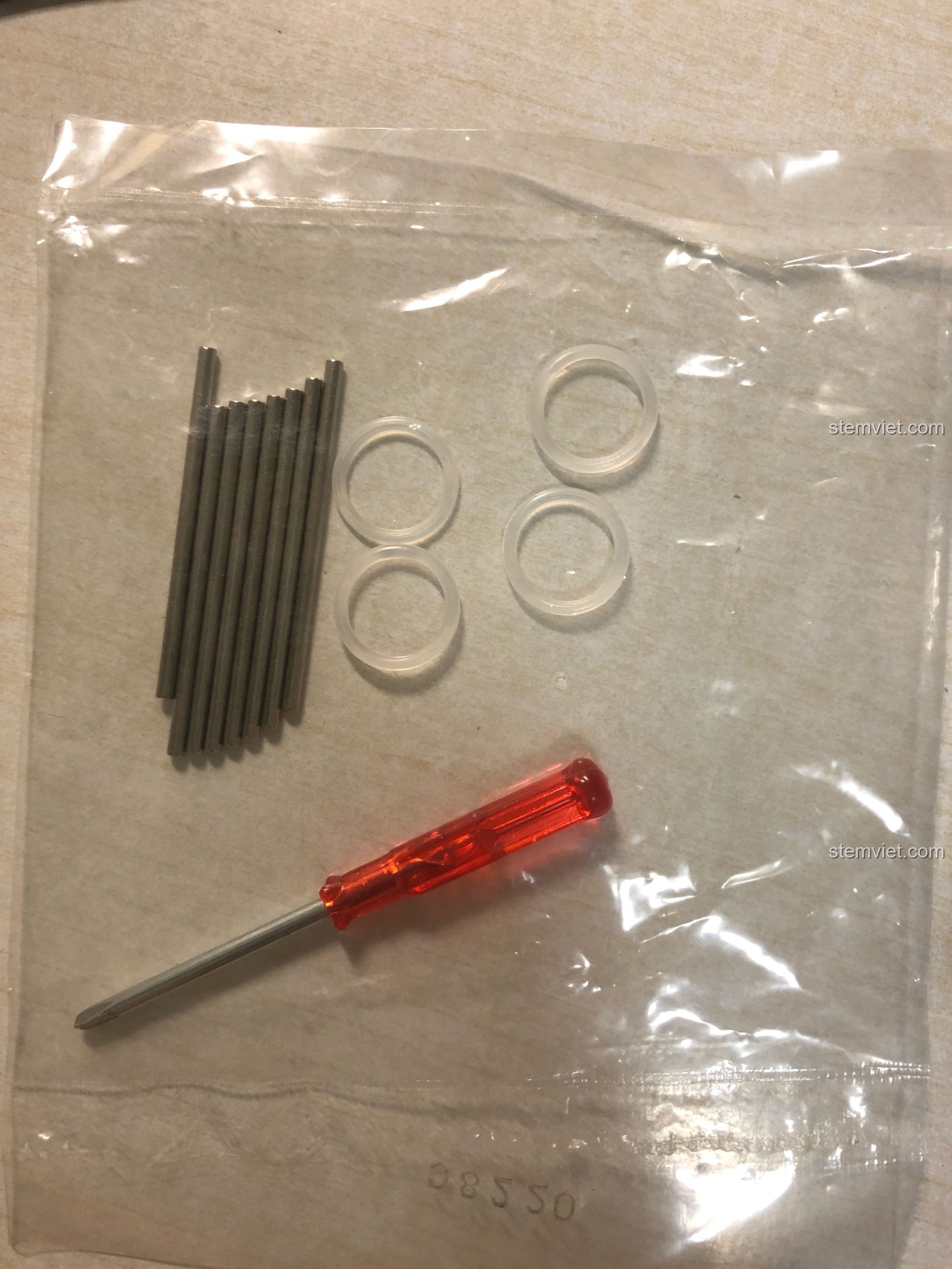 Các phụ kiện lắp ráp đi kèm bộ KAZI 98220 Tàu Hỏa Đông Phong 11Z như trục bánh xe, vòng cao su chống trượt và tua vít nhỏ.