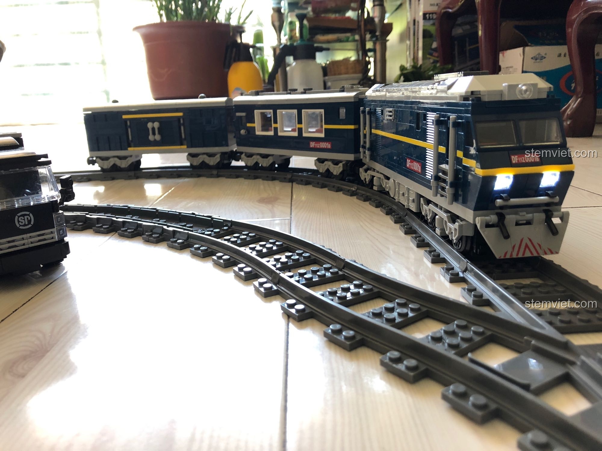 Mô hình KAZI 98220 Tàu Hỏa Đông Phong 11Z đang chạy trên đường ray cong, thể hiện khả năng vận hành.