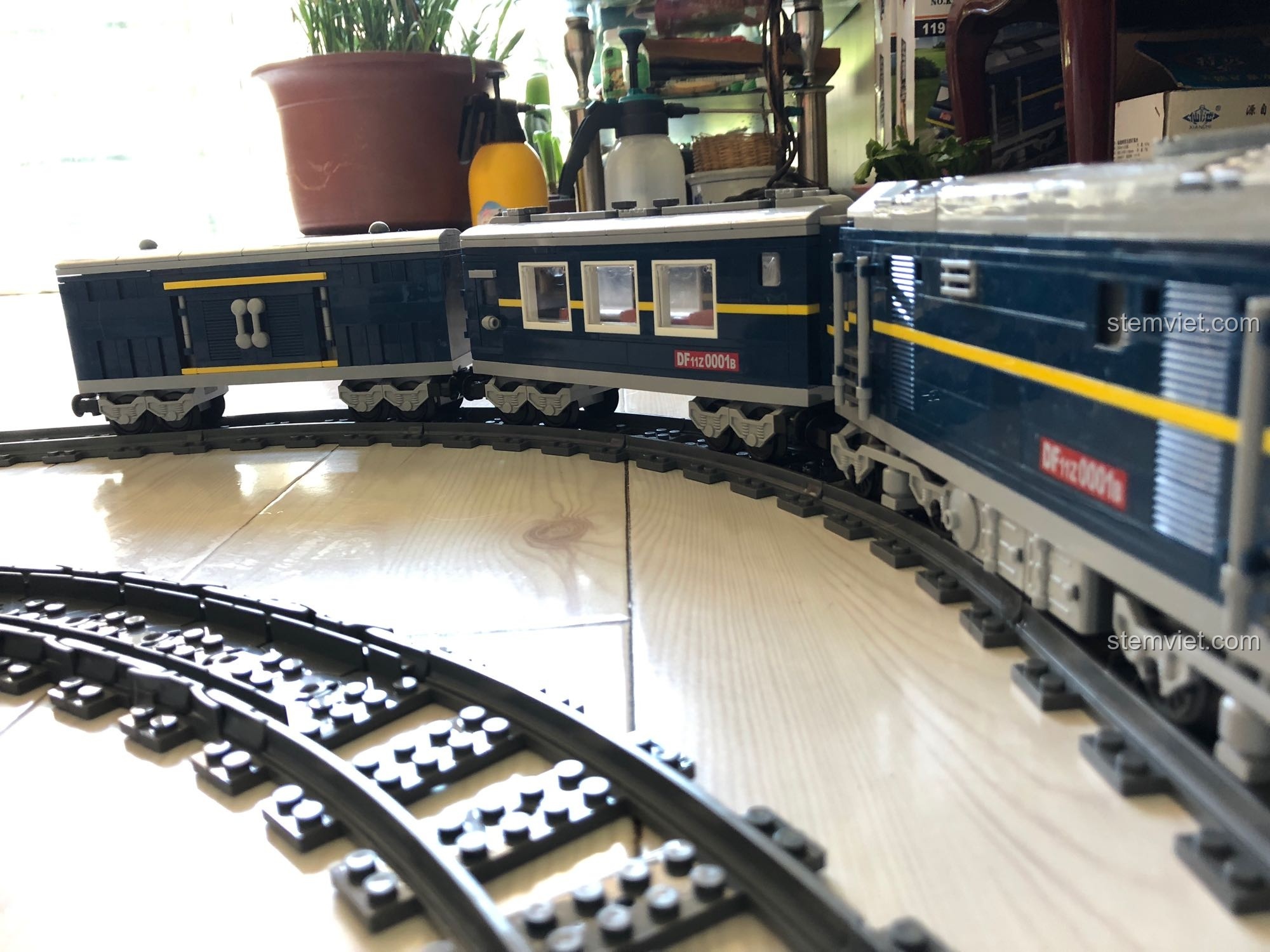 Các toa xe của bộ KAZI 98220 Tàu Hỏa Đông Phong 11Z đang di chuyển trên đường ray, thể hiện sự kết nối.