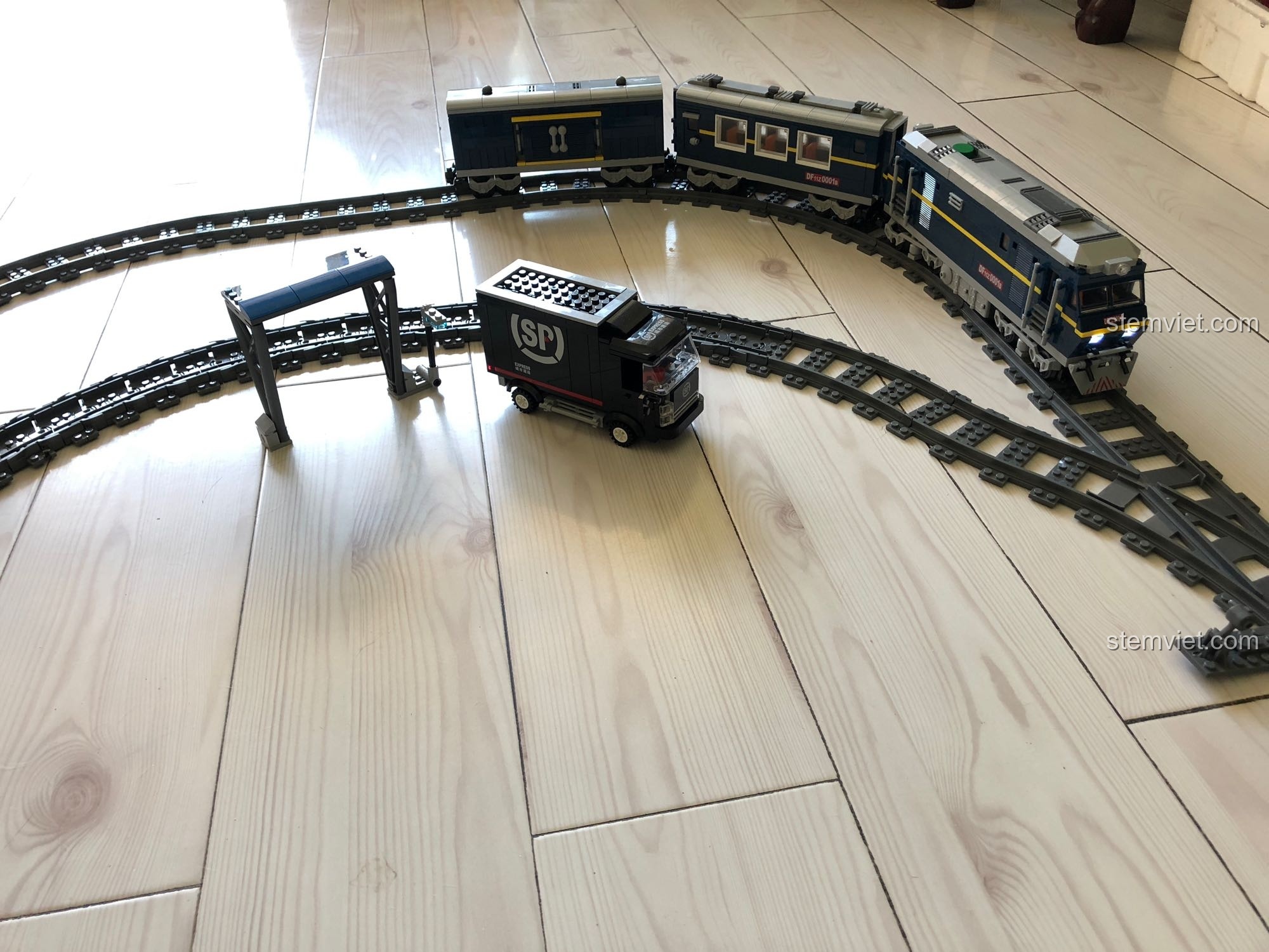 Toàn cảnh mô hình KAZI 98220 Tàu Hỏa Đông Phong 11Z đã hoàn thành trên đường ray, cùng xe tải và sân ga.