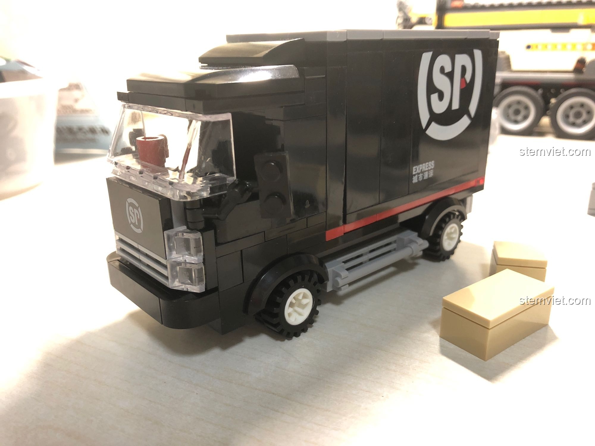 Cận cảnh mô hình xe tải vận chuyển SP City Express từ bộ KAZI 98220 Tàu Hỏa Đông Phong 11Z, chi tiết sắc nét.