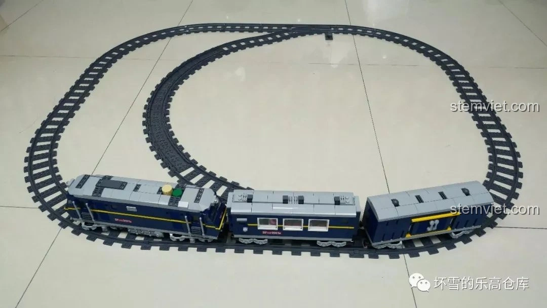 Toàn bộ mô hình tàu hỏa Đông Phong 11Z KAZI KY98220 đặt trên đường ray đã lắp hoàn chỉnh, thể hiện quy mô và khả năng vận hành.