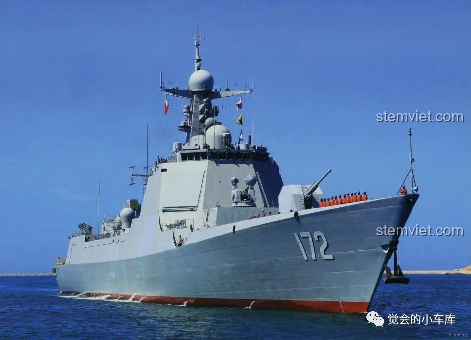 Hình ảnh tàu khu trục tên lửa dẫn đường Type 052D ngoài đời thực đang lướt sóng trên biển xanh, làm cảm hứng cho bộ đồ chơi SEMBO 202029.