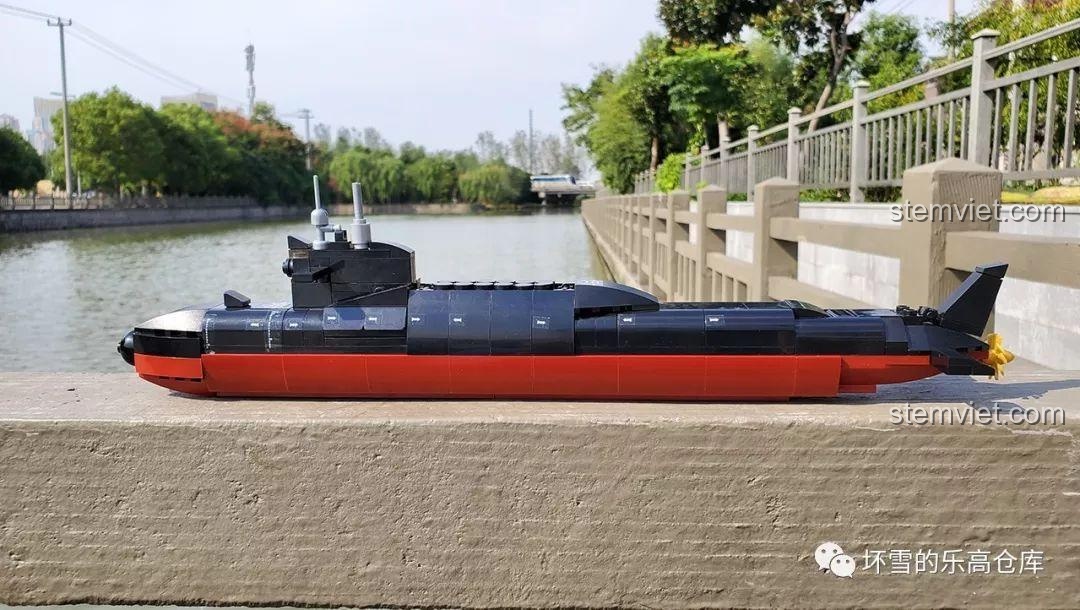 Cận cảnh mặt bên của mô hình tàu ngầm chiến lược lớp Jin Sluban M38-B0703, cho thấy chi tiết thân tàu và màu sắc.