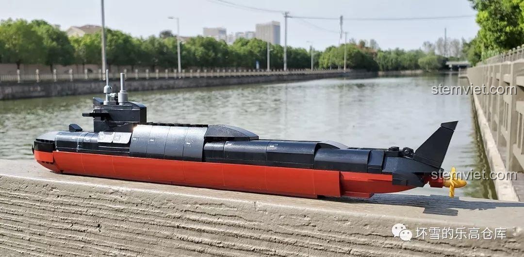 Mô hình tàu ngầm Sluban M38-B0703 nhìn từ góc nghiêng, làm nổi bật phần đuôi tàu và chân vịt.