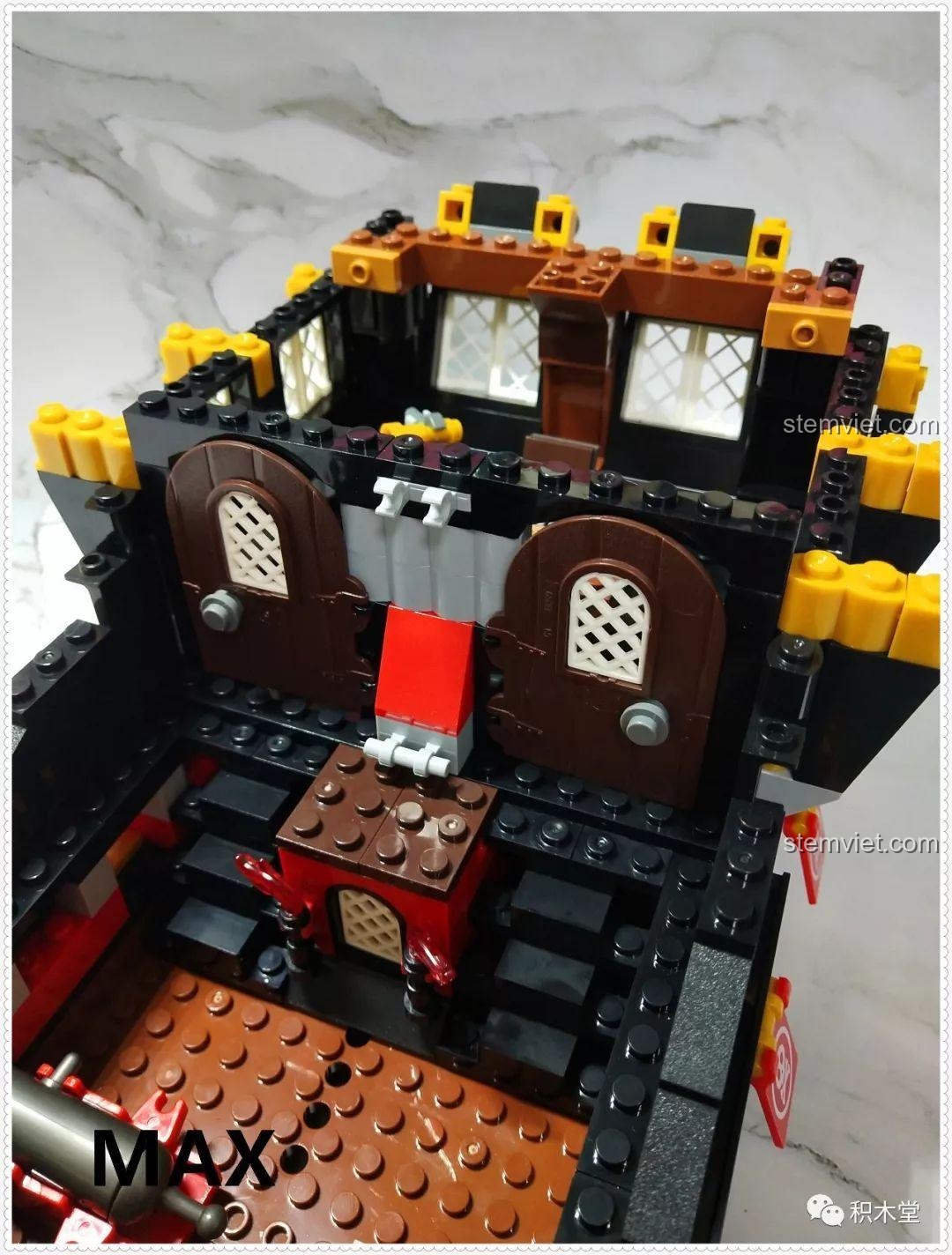 Tàu Cướp Biển Skull Adventure QL1801 với hiệu ứng ánh sáng.