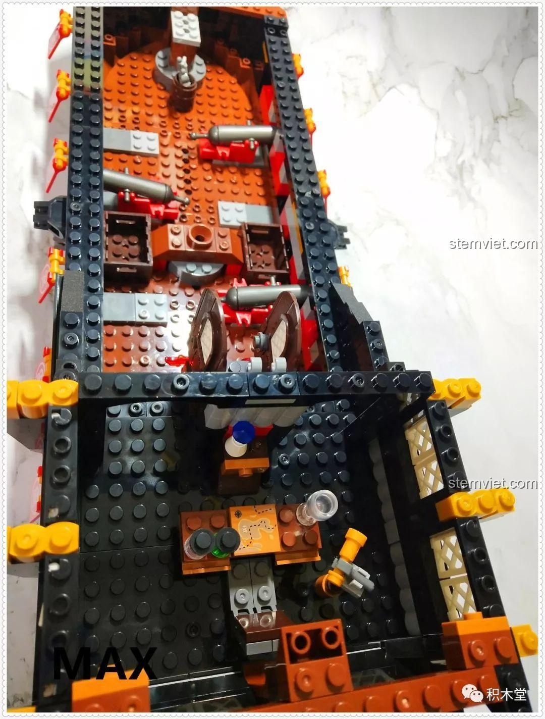 Tàu Cướp Biển Skull Adventure QL1801 với ánh sáng chiếu xuyên qua.