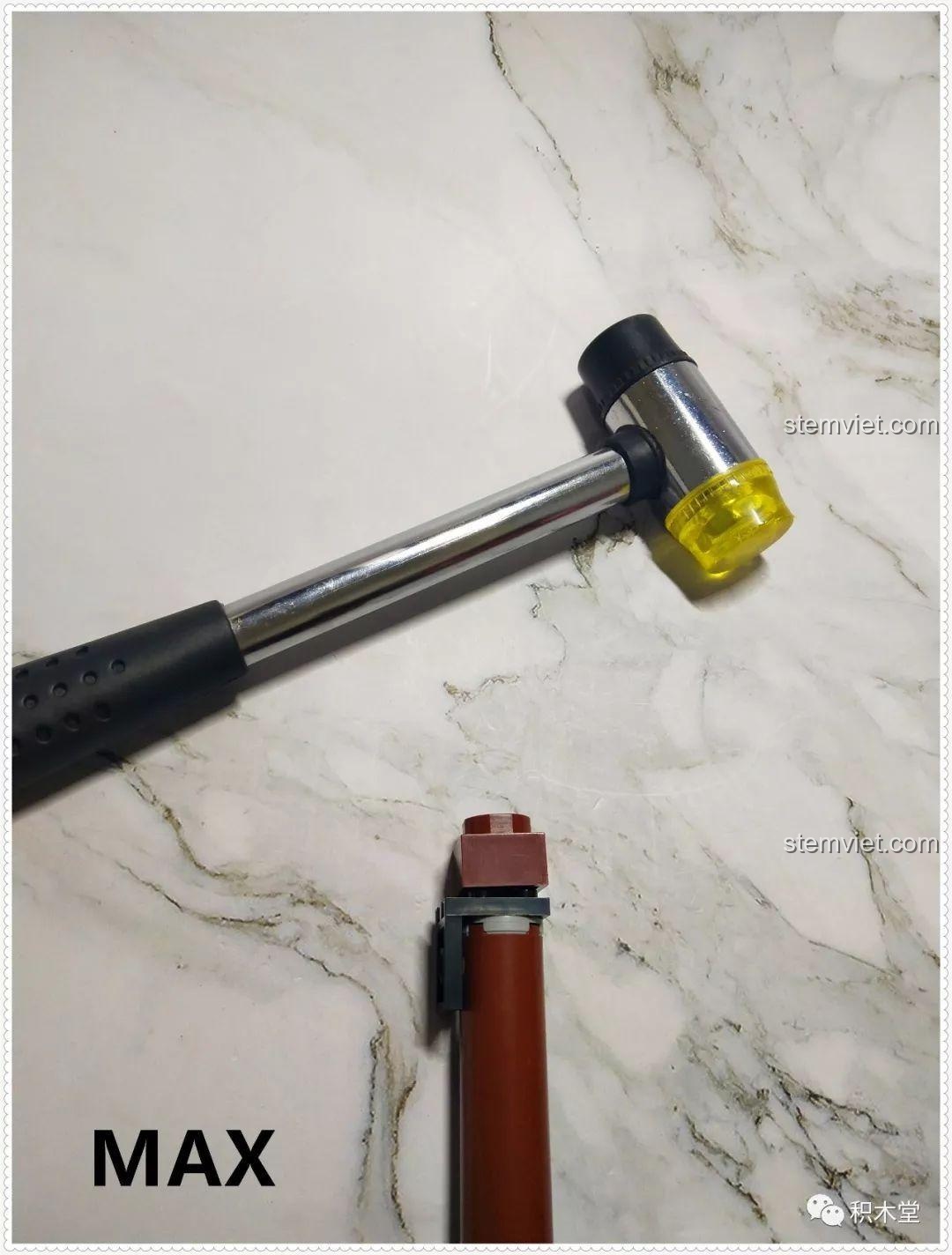 Tàu Cướp Biển Skull Adventure QL1801 với khung cảnh thành phố.