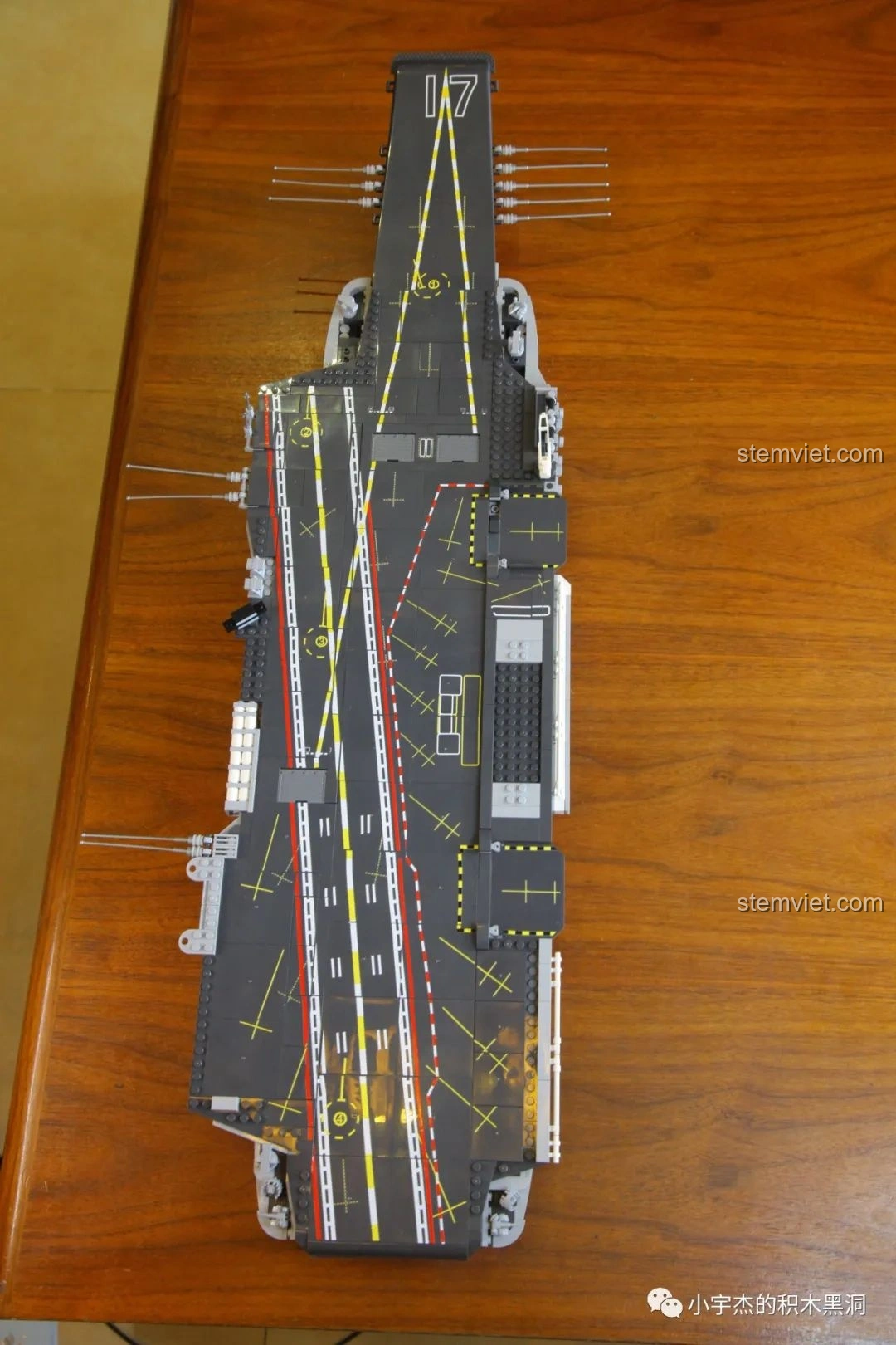 Một góc nhìn khác của mô hình Hàng Không Mẫu Hạm Sơn Đông SEMBO 202001 đã hoàn thiện.