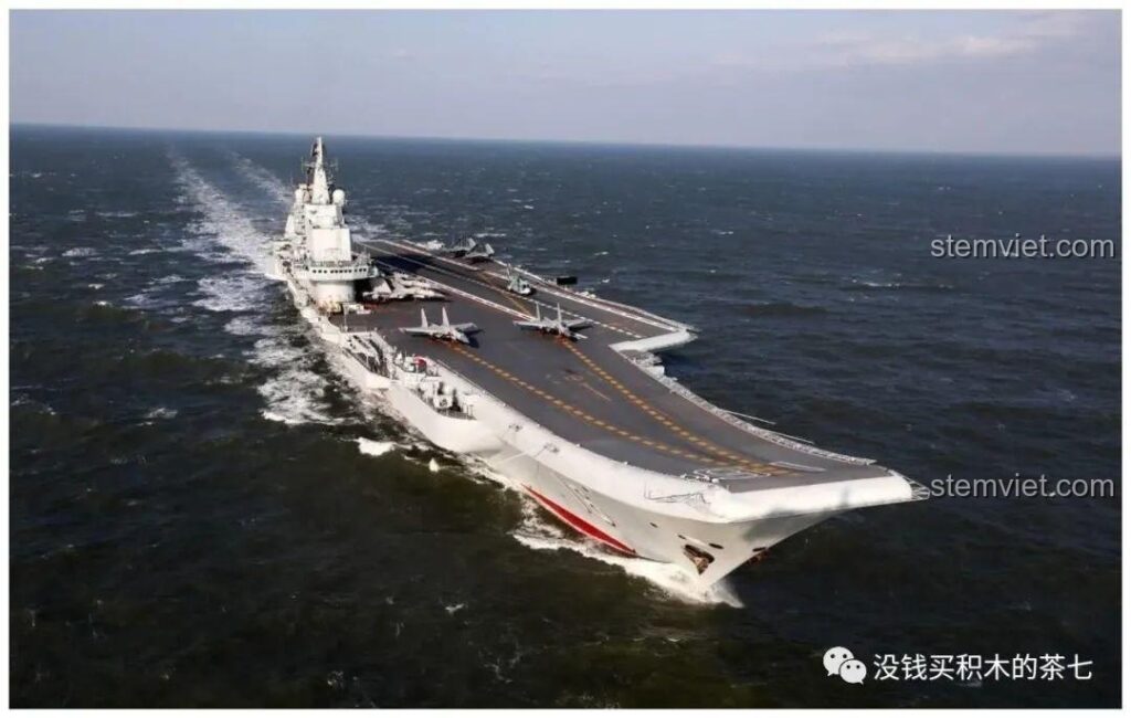 Hình ảnh thực tế tàu sân bay Liêu Ninh trên biển, biểu tượng sức mạnh hải quân Trung Quốc, nguồn cảm hứng cho mô hình Jia Zhi 1562.