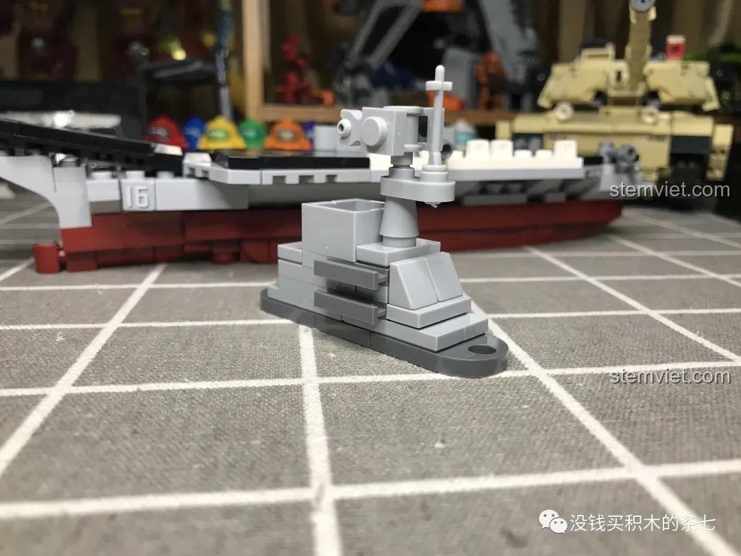 Hình ảnh thực tế tàu sân bay Liêu Ninh trên biển, so sánh với mô hình lắp ráp Jia Zhi 1562 để thấy độ chân thực.