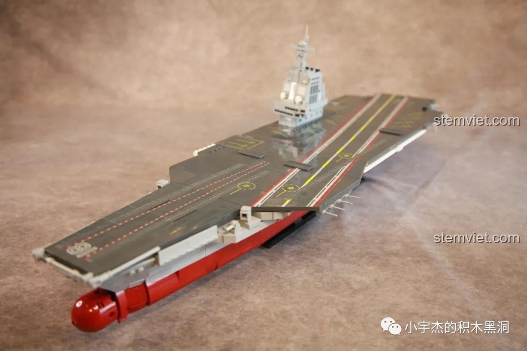 Mô hình Tàu Sân Bay Phúc Kiến Sluban M38-B1188 với các máy bay được đặt ngẫu nhiên trên boong tàu.