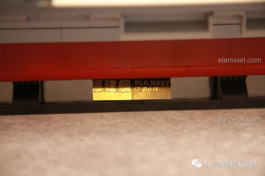 Các mô hình tàu tuần tra nhỏ đi kèm bộ lắp ráp Sluban M38-B1188 Tàu Sân Bay Phúc Kiến.