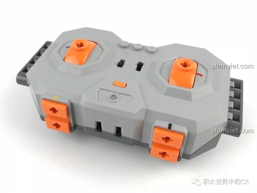 Cận cảnh tay cầm điều khiển từ xa của bộ lắp ráp Robot Điều Khiển Từ Xa KAKA 2 trong 1 51027, thiết kế công thái học.