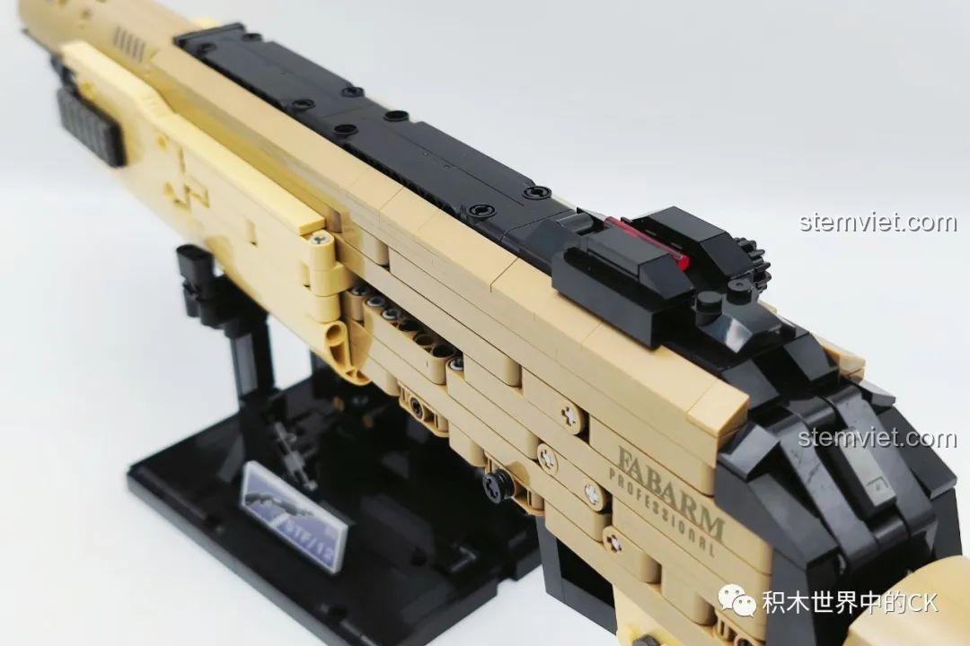 Cận cảnh tay cầm chính của mô hình súng shotgun STF-12 JIESTAR 92402, với các đường vân tăng ma sát.