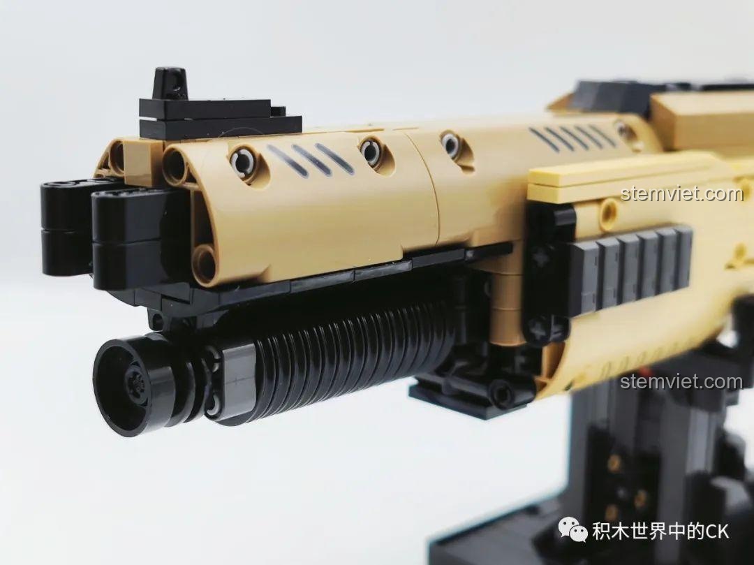 Cận cảnh tay cầm phía trước (foregrip) của mô hình súng shotgun STF-12 JIESTAR 92402, với các đường vân chống trượt.