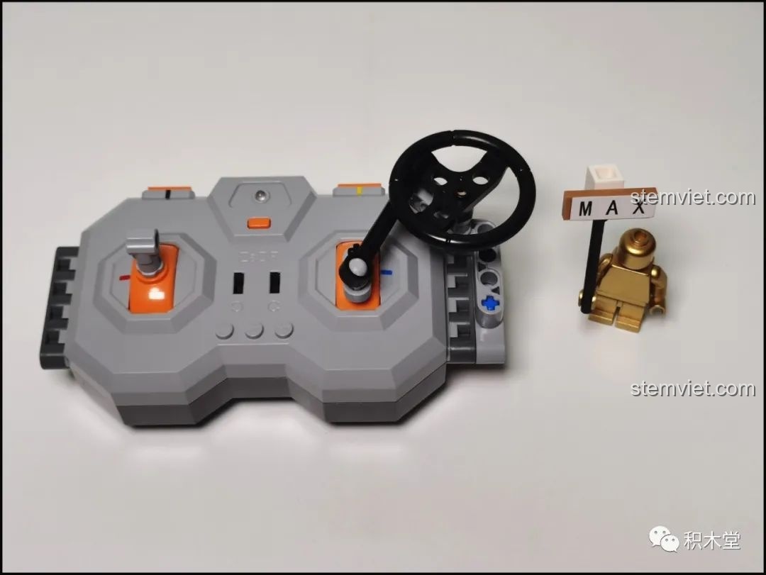 Tay điều khiển từ xa của bộ CaDA Pro Power System sau khi được gắn thêm chi tiết vô lăng nhỏ.