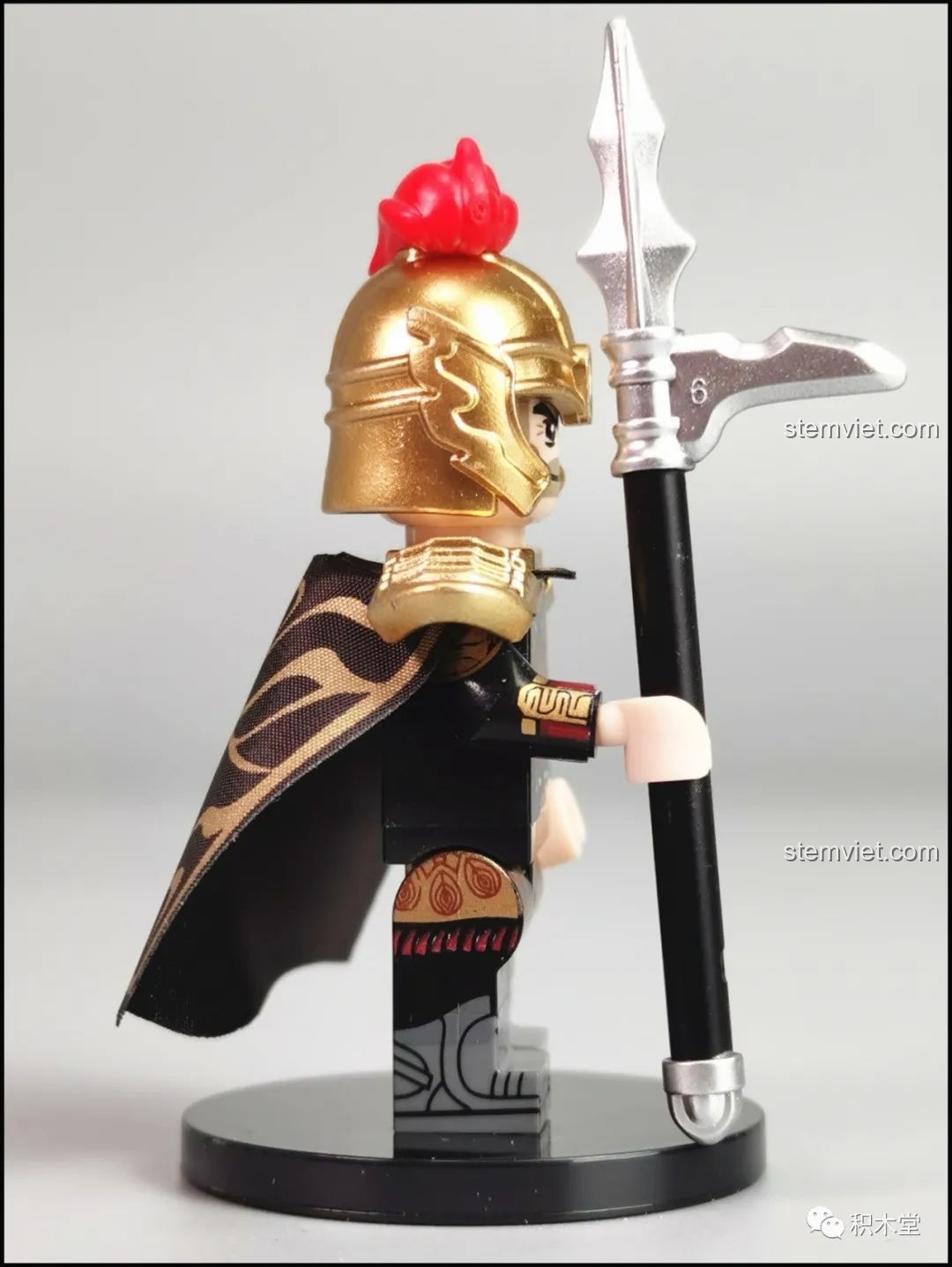 Cận cảnh phần tay của minifigure Lã Mông DECOOL 2030C được in họa tiết, thể hiện sự chăm chút trong thiết kế.