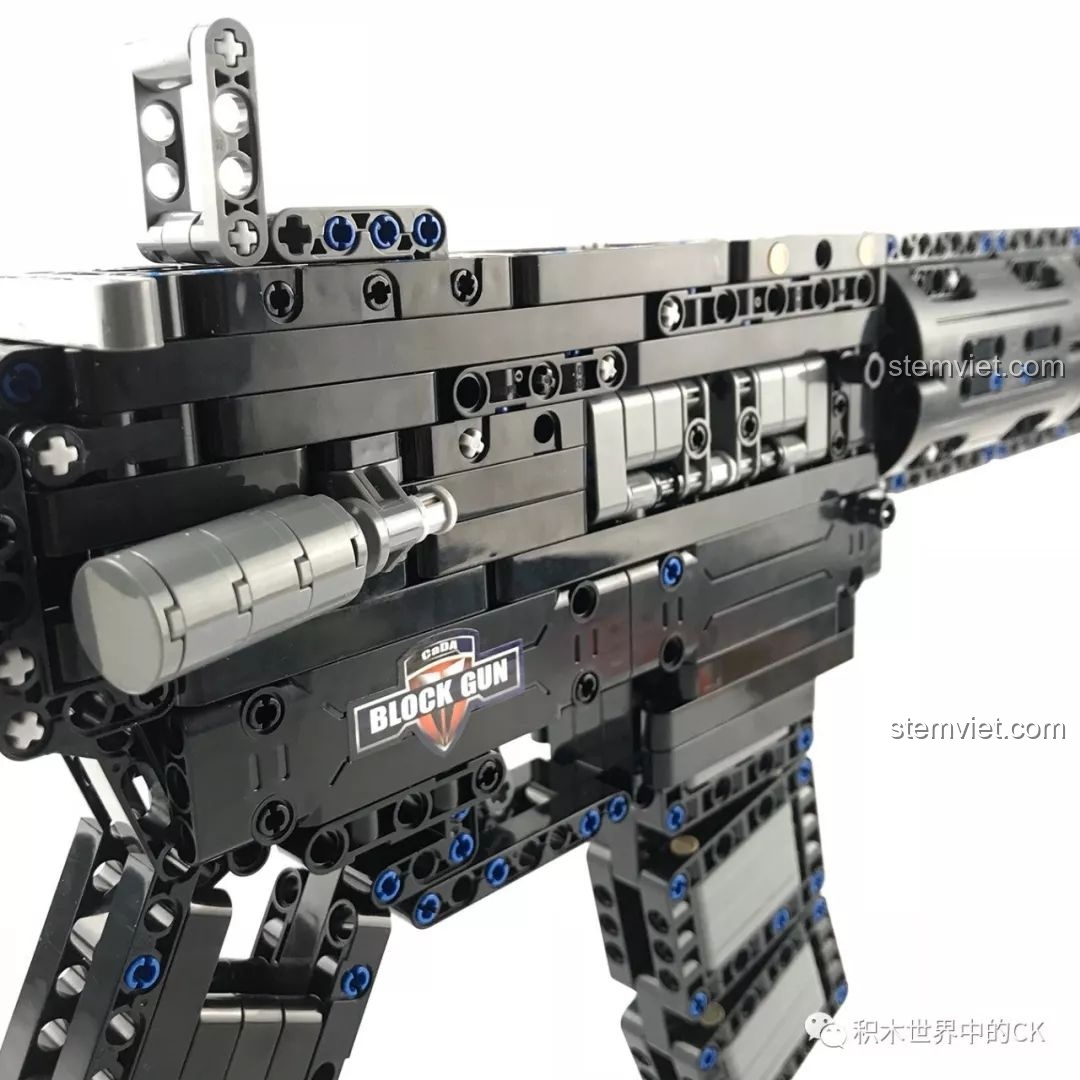 Chi tiết tay kéo lên đạn có thể hoạt động trên mô hình súng M4A1 CaDA C81005, tăng tính chân thực.