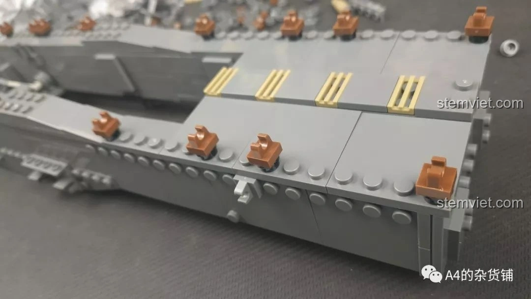 Các chi tiết tay vịn và điểm neo được thêm vào phần thân của KAZI KY10005 Pháo Xe Lửa Dora 800mm Đức.