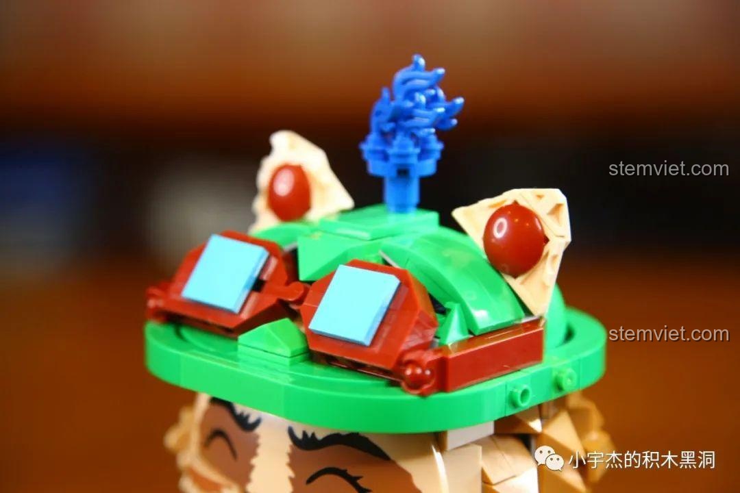 Mô hình Teemo K Box 10302 cầm cây gậy, thể hiện tư thế sẵn sàng chiến đấu.