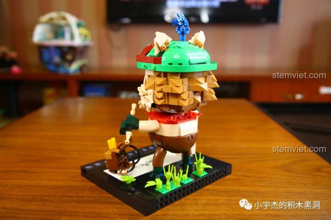 Mô hình Teemo K Box 10302 nhìn từ phía sau, thể hiện chi tiết mũ và ba lô.