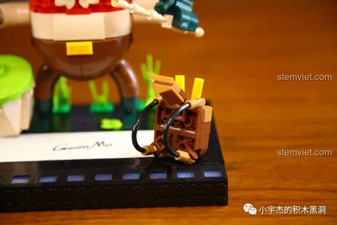 Mô hình Teemo K Box 10302 với đầy đủ phụ kiện ba lô và gậy, sẵn sàng cho nhiệm vụ trinh sát.