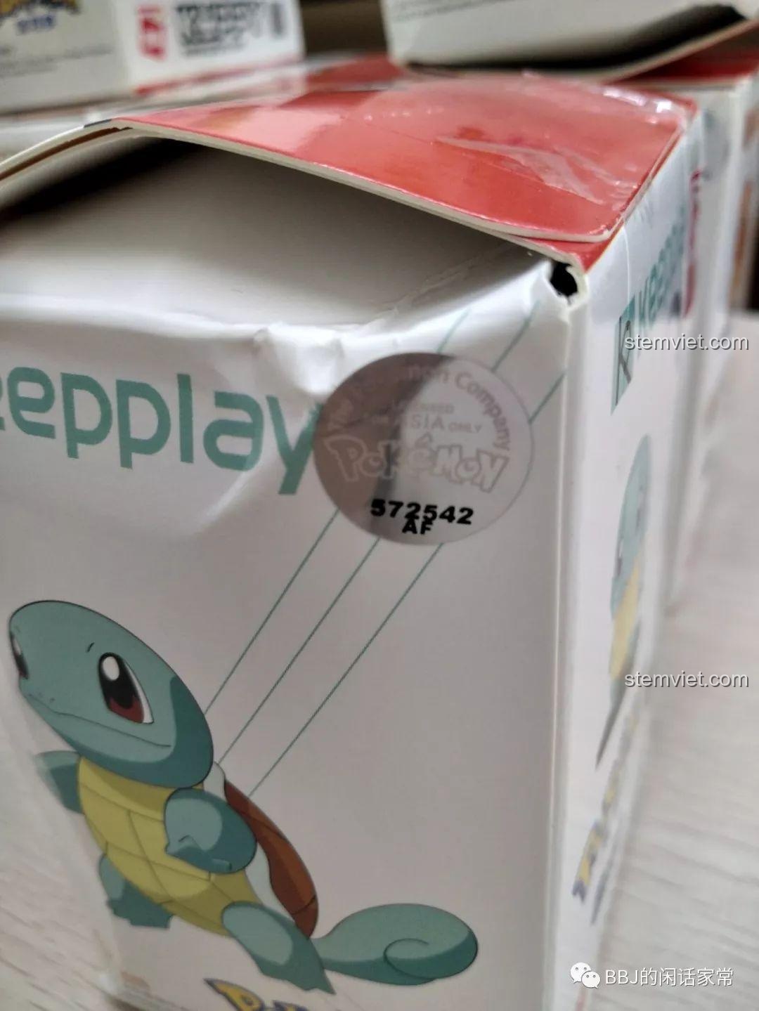 Cận cảnh tem bản quyền chính hãng của The Pokémon Company trên hộp đồ chơi Keeppley, đảm bảo chất lượng và nguồn gốc.