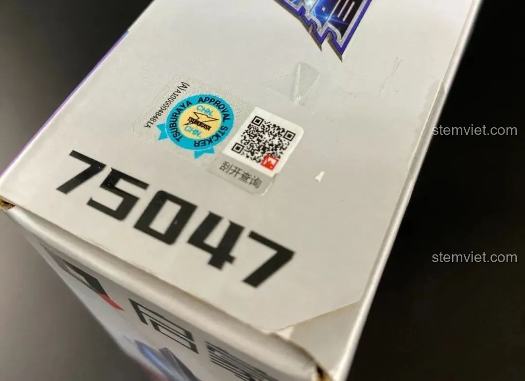 Cận cảnh tem bản quyền Tsuburaya Productions trên hộp đồ chơi QMAN 75047, khẳng định sản phẩm chính hãng.