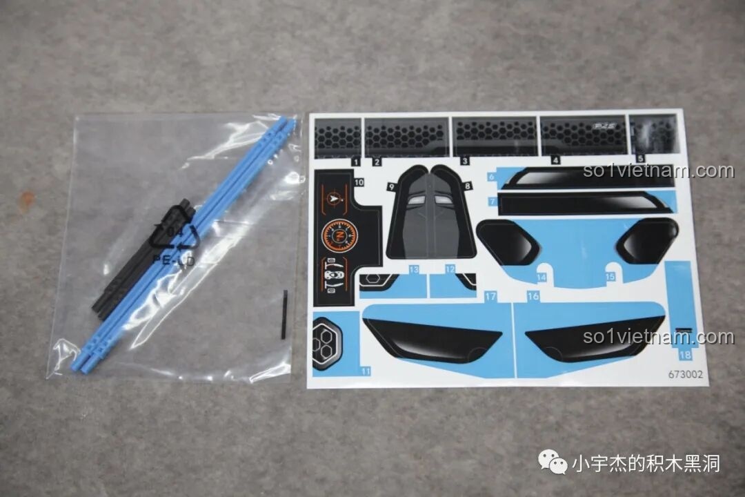 Tấm decal dán và các chi tiết ống mềm, trục mềm đi kèm bộ lắp ghép PanlosBrick 673002 McLaren Senna GTR.