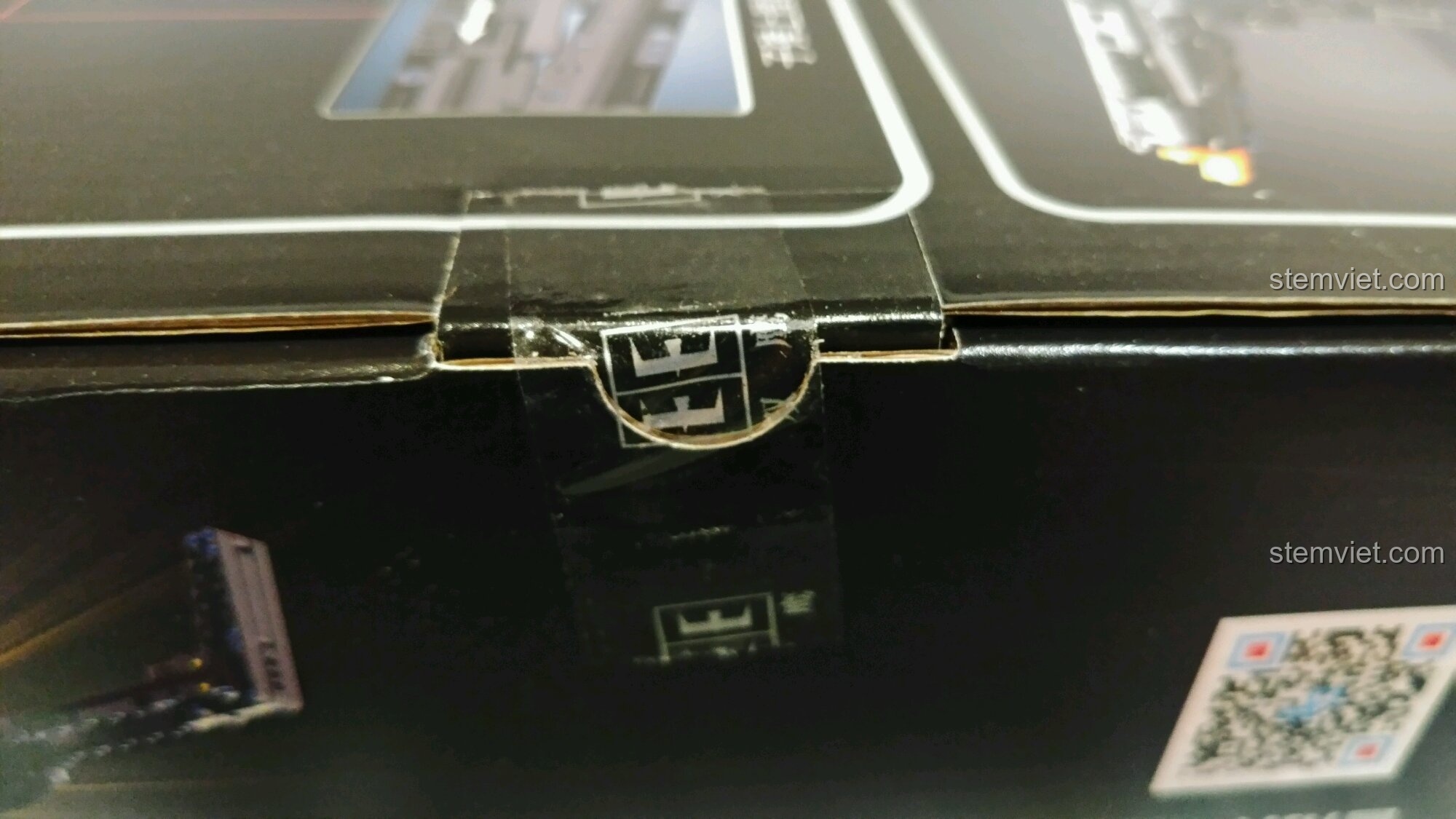 Tem niêm phong chính hãng trên hộp đồ chơi mô hình Khẩu súng tiểu liên MP5 C81006 chất lượng cao giá tốt.