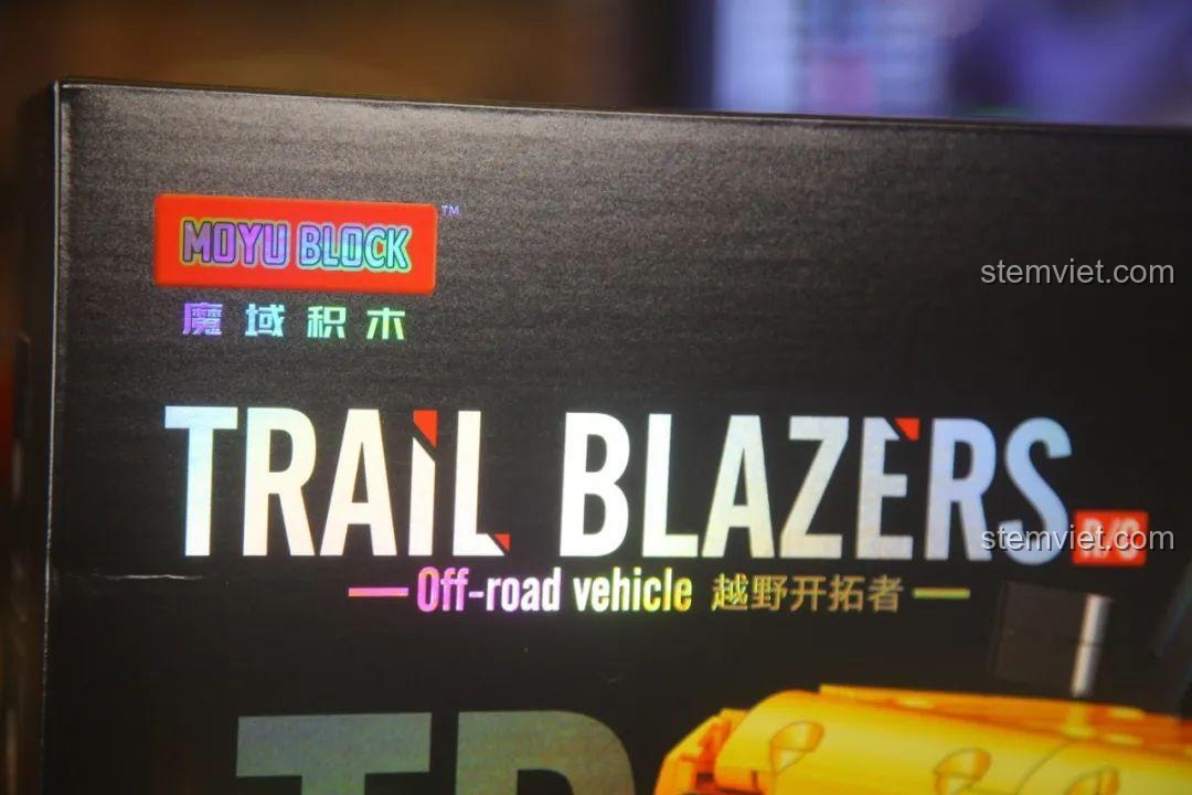 Tên dòng sản phẩm Trail Blazers trên hộp đồ chơi lắp ghép Xe off-road hầm hố 88005 của MOYU BLOCK.