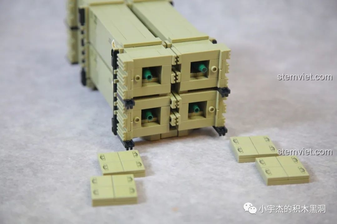 Bốn quả tên lửa được lắp vào bên trong các ống phóng của mô hình Xe Tải Tên Lửa M983.