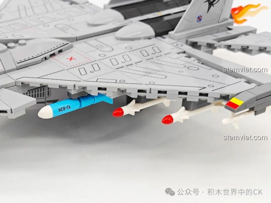 Cận cảnh tên lửa YJ-83K trên mô hình tiêm kích J-15, thuộc bộ đồ chơi Tiêm kích tàng hình J-35.