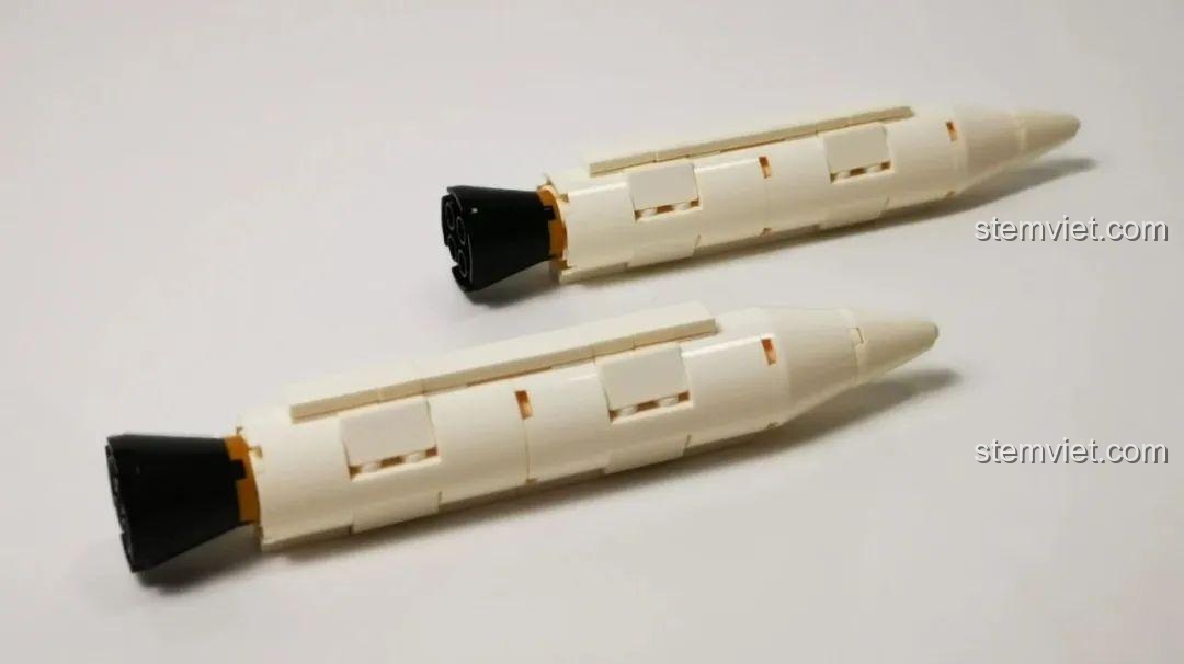 Hai tên lửa đẩy phụ của tàu con thoi Atlantis trong bộ GUDI 10804, có thiết kế hình trụ thon dài.