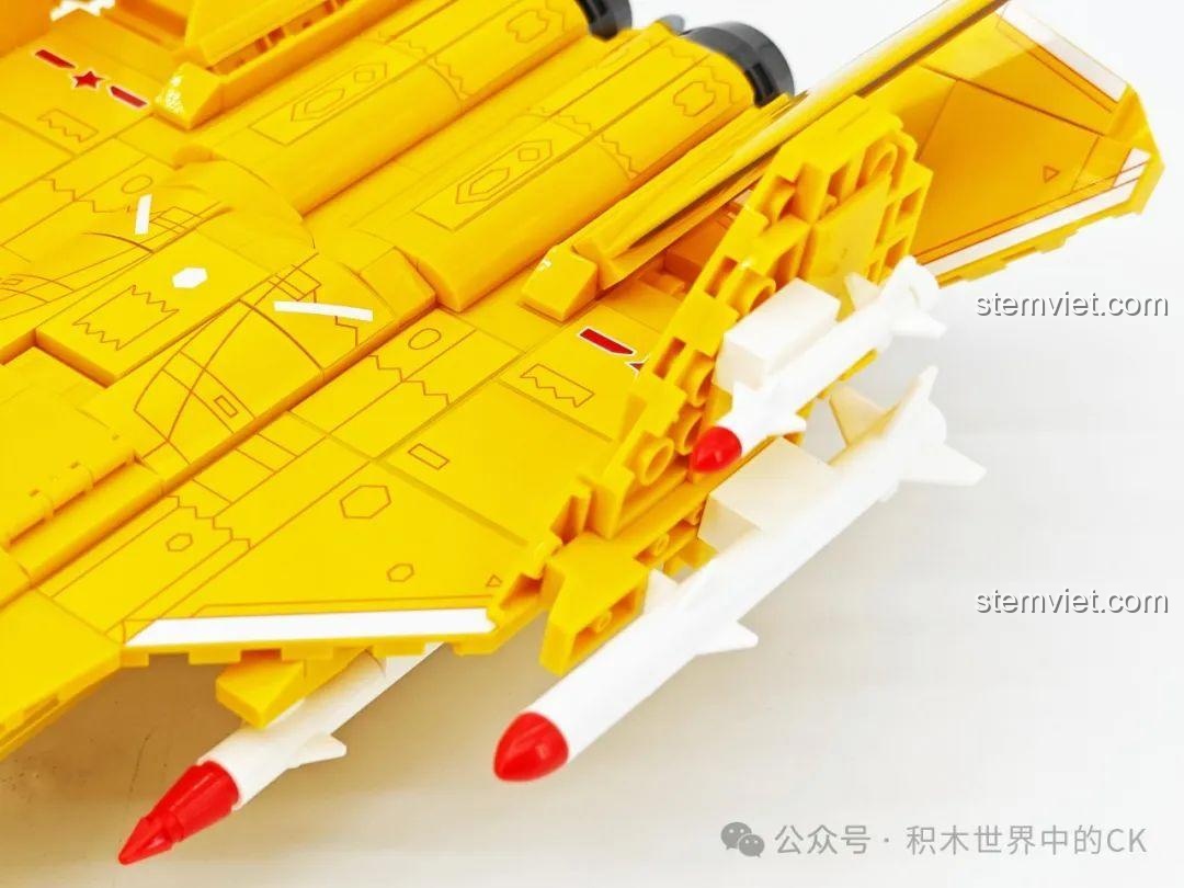 Hệ thống tên lửa được trang bị dưới cánh của mô hình máy bay chiến đấu J-35 SEMBO 202254.