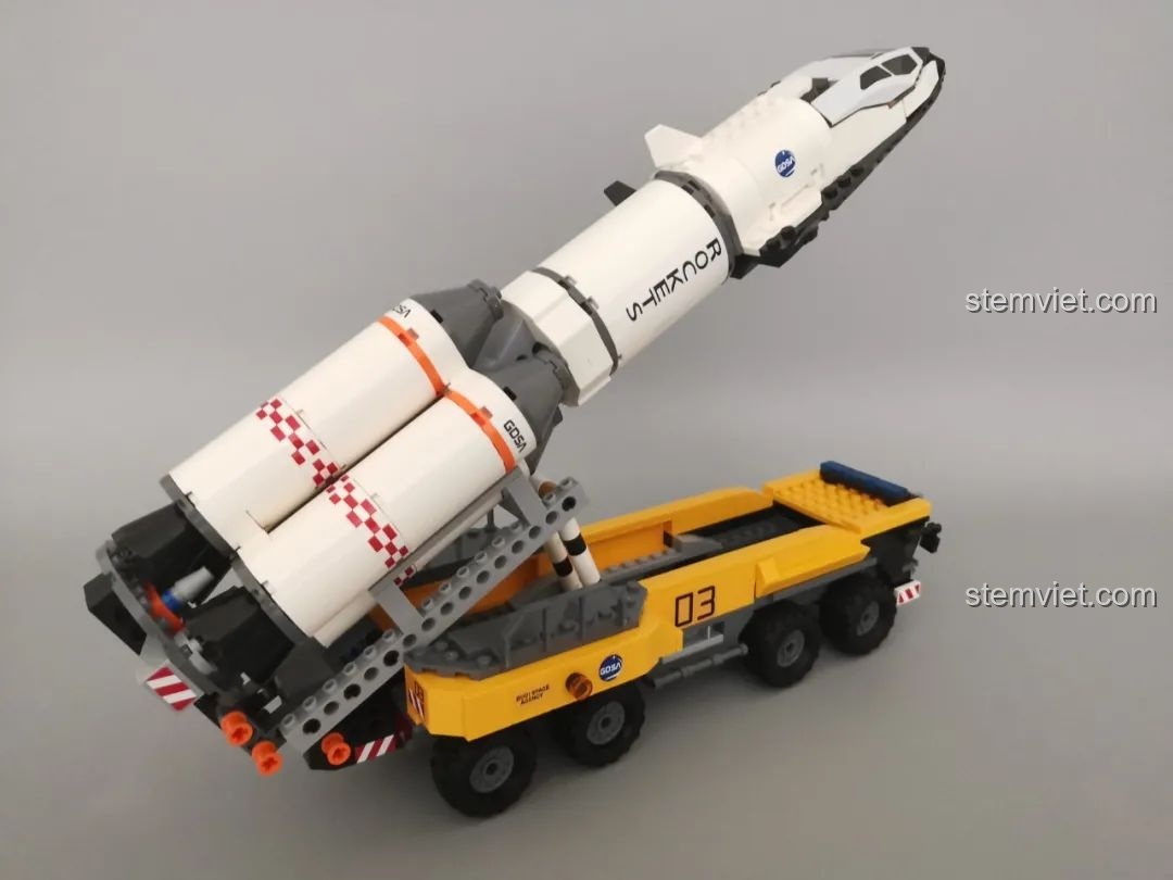 Tên lửa GUDI 10803 ở góc nâng cao nhất, sẵn sàng cho kịch bản phóng lên không gian.