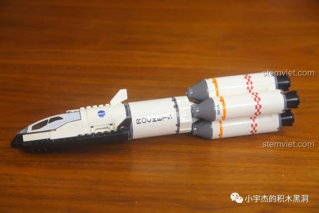 Mô hình tên lửa Hercules hoàn chỉnh của bộ GUDI 10803 sau khi kết hợp tàu con thoi và tên lửa đẩy.