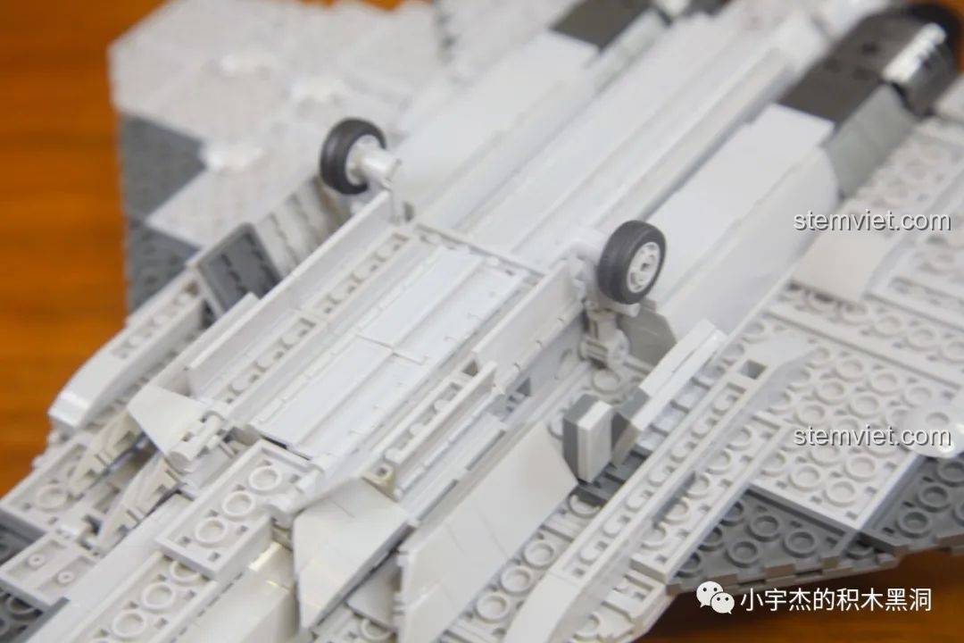 Chi tiết tên lửa bên trong khoang chứa vũ khí của mô hình Su-57 Flanker Sluban M38-B0986.