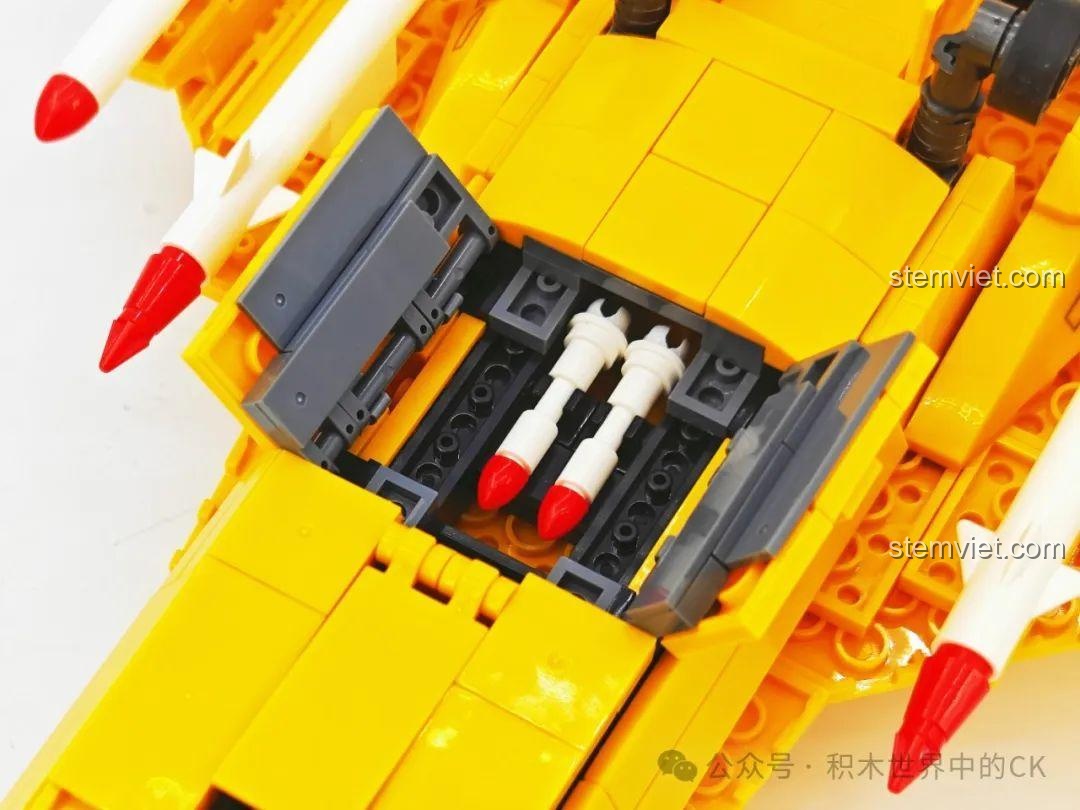 Hai quả tên lửa bên trong khoang vũ khí của mô hình máy bay chiến đấu J-35 SEMBO 202254.