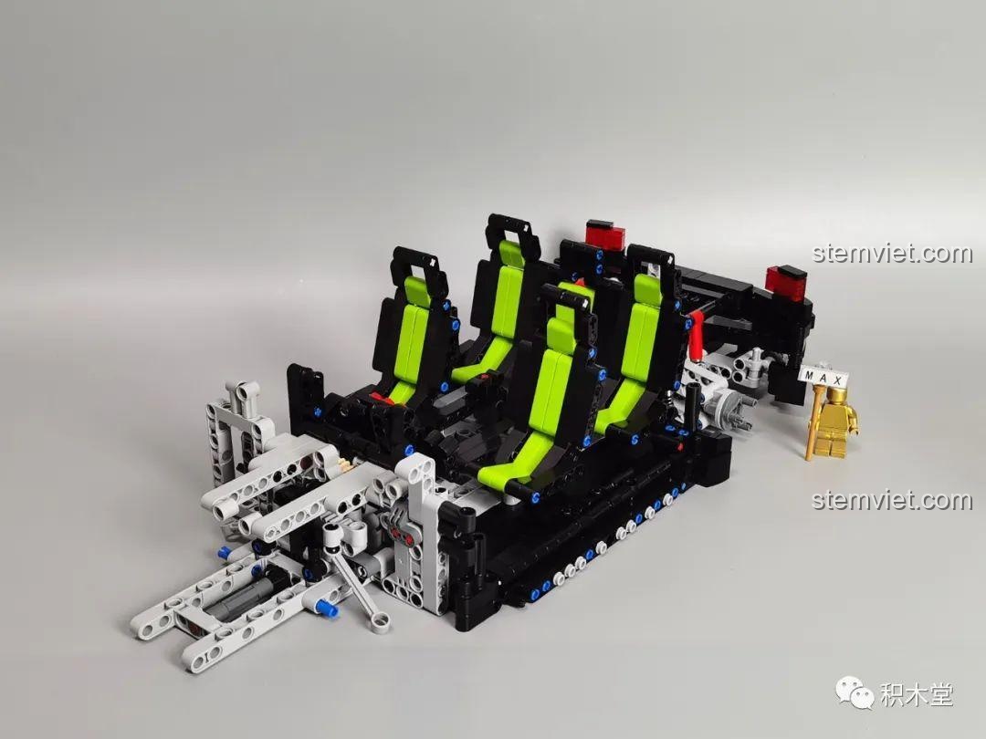 Hộp đồ trên nóc xe của mô hình TGL T5023 có thể mở ra.