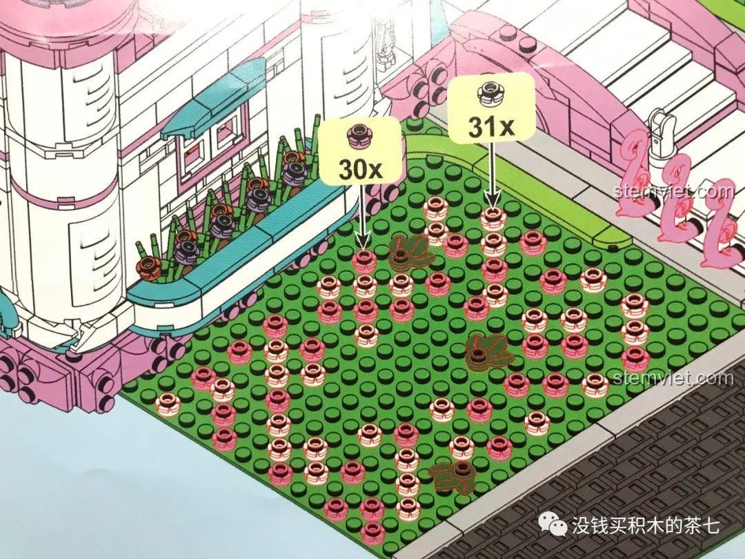 Thảm hoa màu trắng và hồng đã được trồng xong, tạo nên một khu vườn rực rỡ.