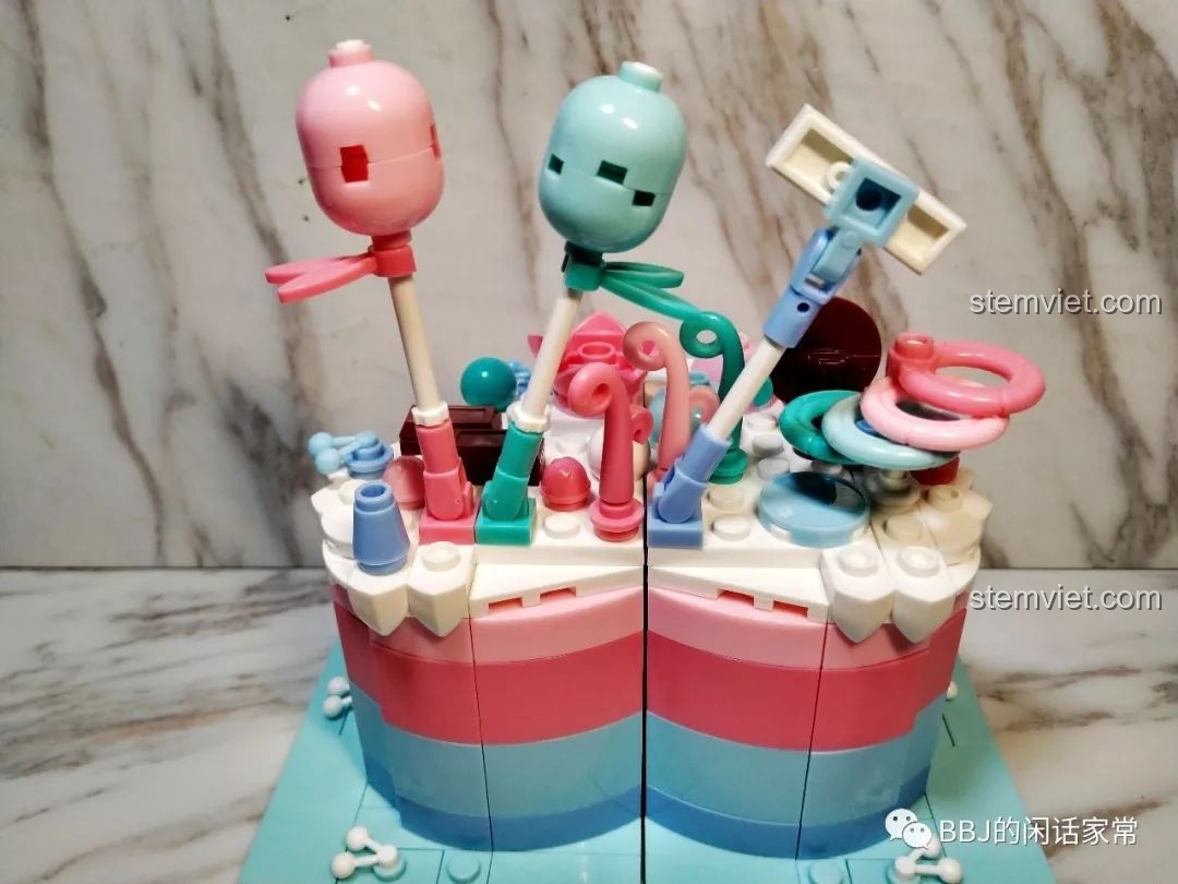 Mô hình Tiệm Bánh Kem Sluban B0705H đã lắp xong phần thân, khe hở ở giữa vẫn còn khá rõ.