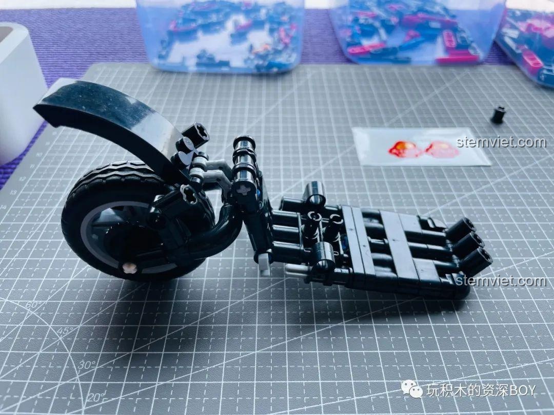 Phần thân và bánh sau của bộ lắp ráp xe điện ZHEGAO QL1267 đã hoàn thiện, tạo hình dáng cơ bản.