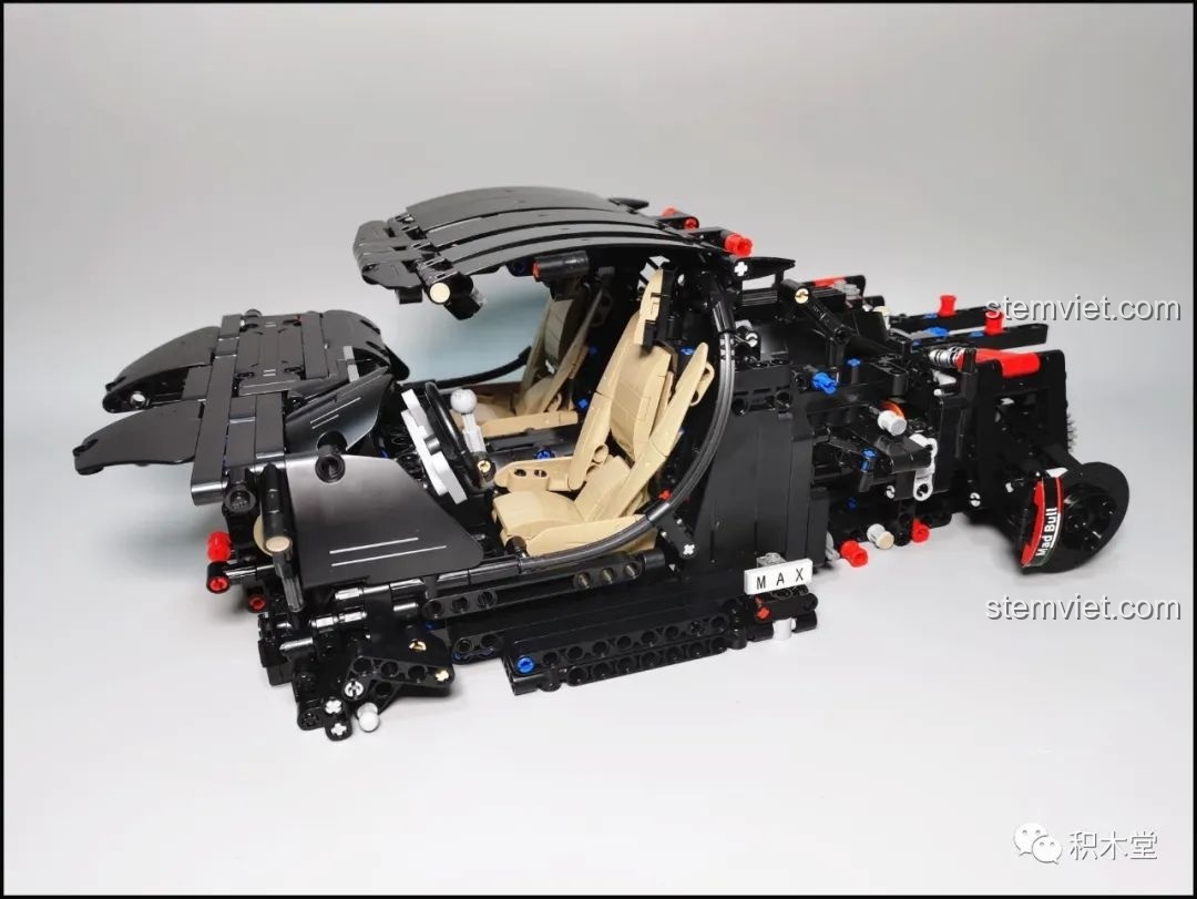 Phần thân chính của đồ chơi xây dựng Mô hình Lamborghini Centenario 1:8 đã gần hoàn thiện.