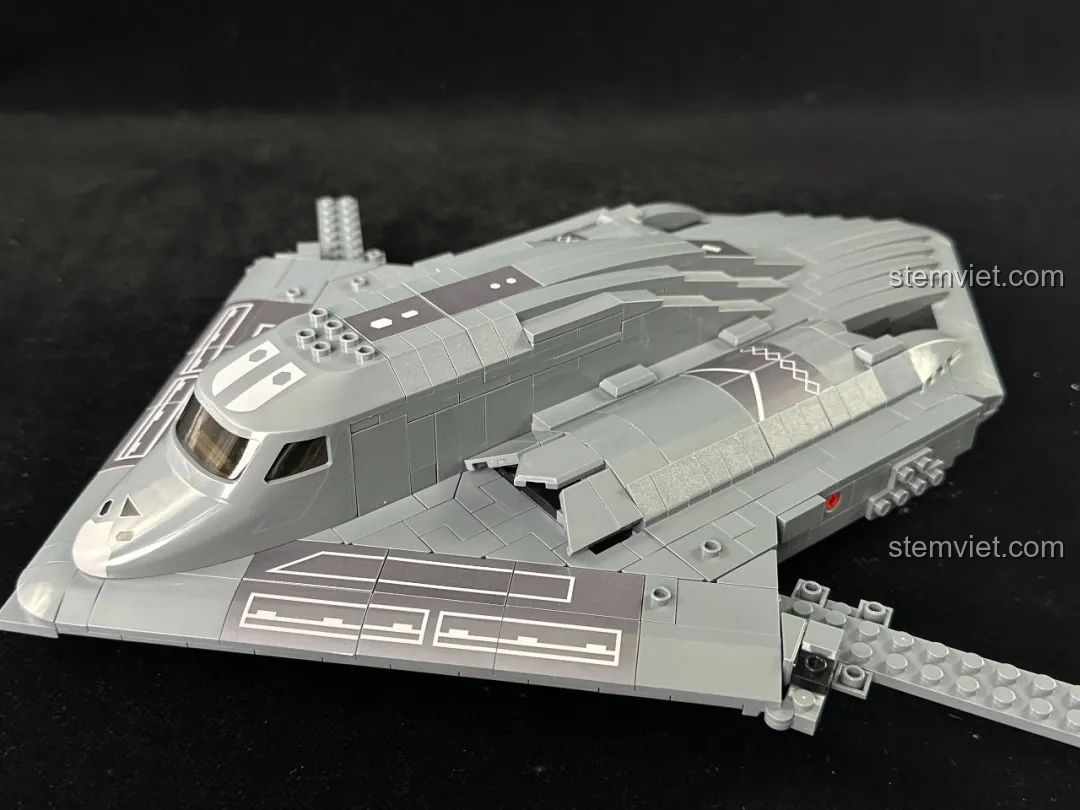Phần thân chính của mô hình H-20 Panlos Brick 639026 đã gần hoàn thiện, chỉ còn thiếu phần cánh.