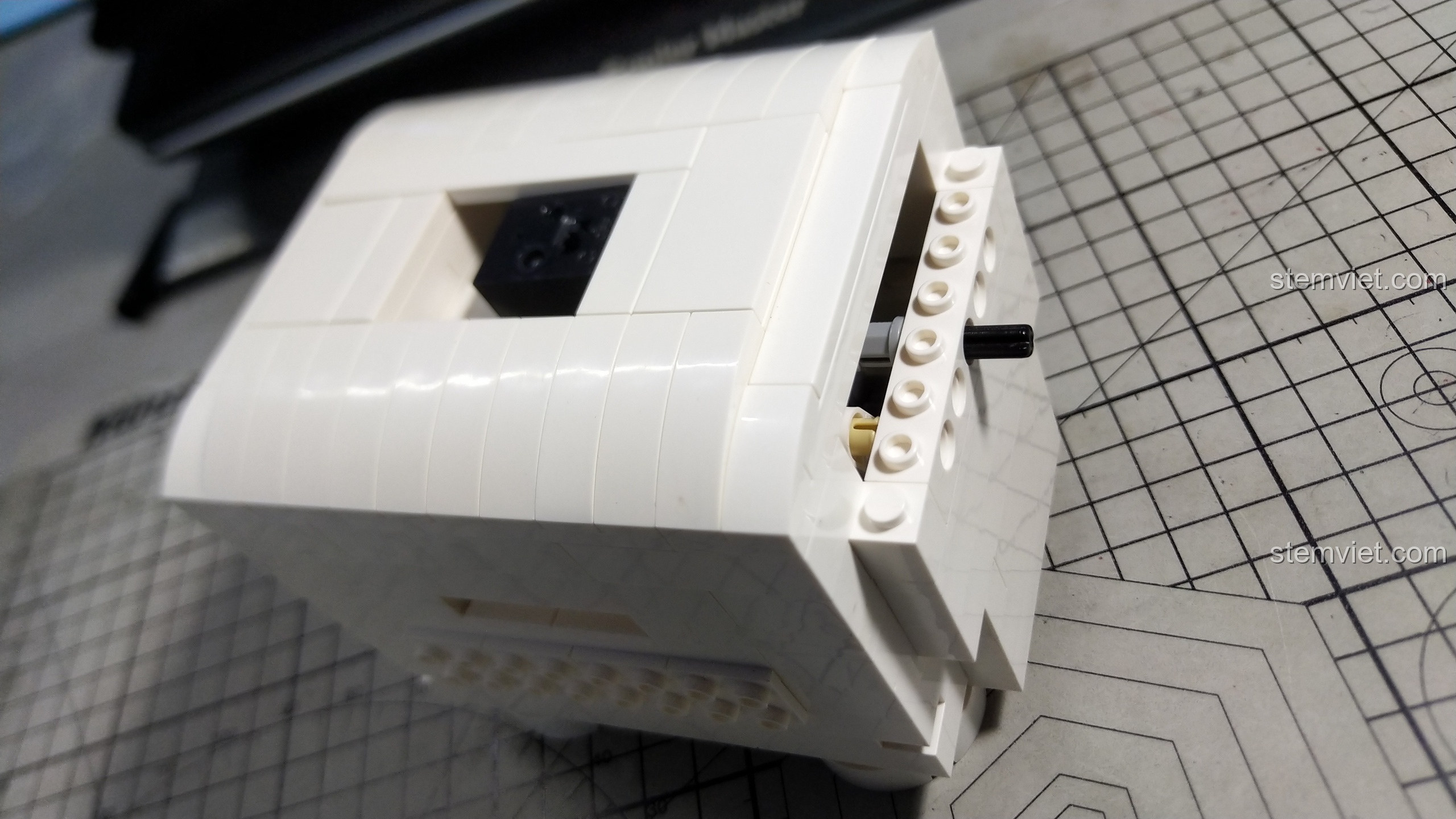 Thân chính của mô hình heo đất CaDA C51036 đã hoàn thành, nhìn từ góc bên.