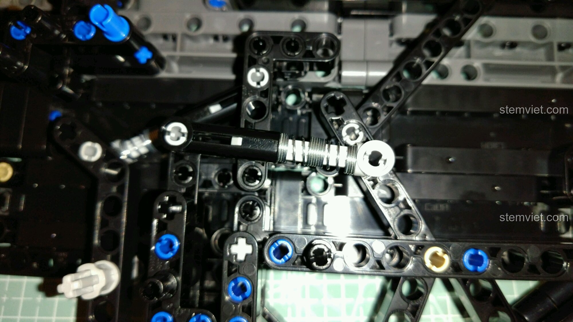 Phần thân chính của mô hình súng 81006 giá hời sau khi hoàn thiện, thiết kế liền lạc và chắc chắn.