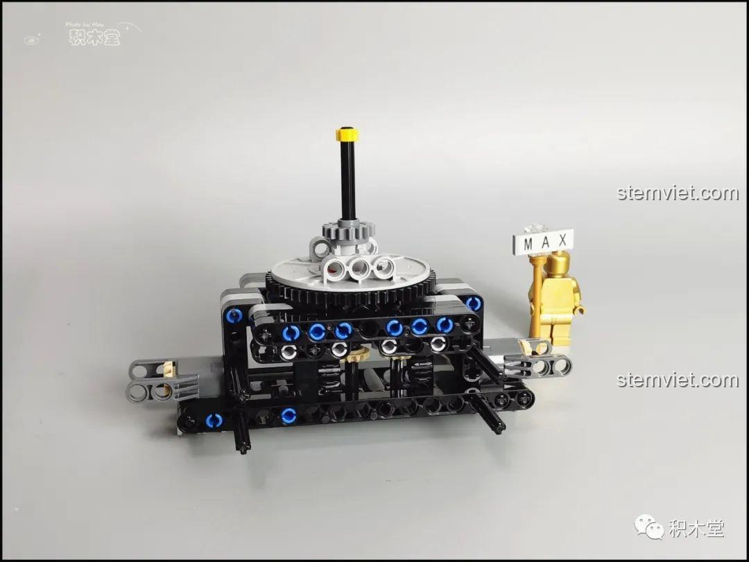 Phần thân chính của máy xúc Taigaole T4001 đang được lắp ráp, với các chi tiết cơ khí.